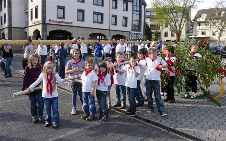 Es ist eine lieb gewonnene Tradition, dass Kinder den Kindermaibaum zum Marktplatz tragen. privat