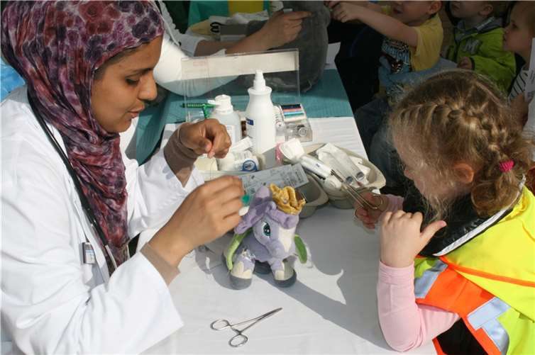Es ist gar nicht so einfach, eine Naht zu setzen: Beim Teddybärkrankenhaus konnten die Kinder selbst mit Hand anlegen, um ihr Stofftier zu versorgen. Dadurch soll ihnen die Angst vor dem Arztbesuch spielerisch genommen werden. Foto: privat
