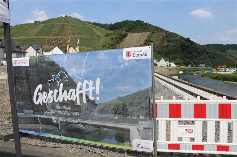 Brückenschlag mit Bedeutung Es ist geschafft – Dernau hat wieder eine Weinbaubrücke.