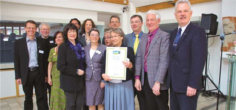 Es ist geschafft. Rheinbach wurde als 1500ste Stadt mit dem Titel Fairtrade-Stadt ausgezeichnet. Stolz ist die Sprecherin der Steuerungsgruppe, Doris Kübler, auf die Verleihung der Urkunde. Rechts neben ihr steht der Ehrenbotschafter Manfred Holz. -STEIN-