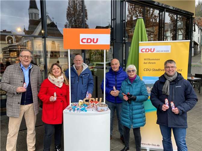 Es ist gute Tradition, dass der Linzer CDU-Stadtverband in der Adventszeit Schokonikoläuse als Weihnachtsgruß an die Bürgerinnen und Bürger aus Linz und der Region verteilt.
