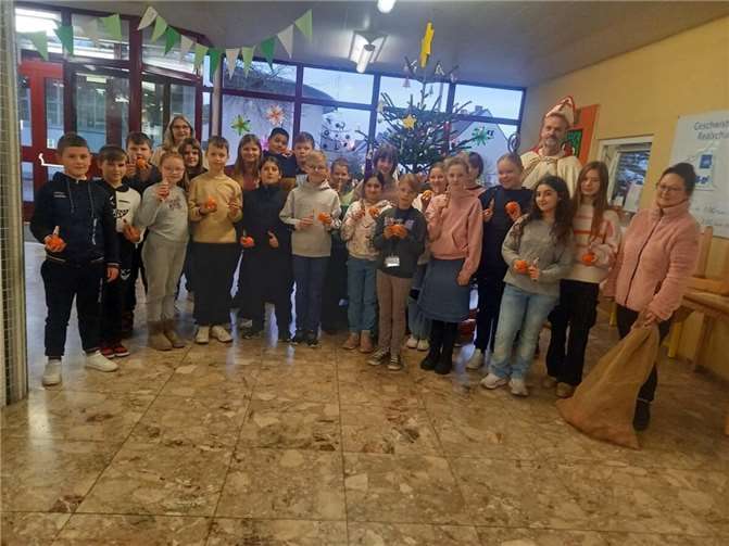 Es ist inzwischen eine lieb gewonnene Tradition, dass der Nikolaus die Schülerinnen und Schüler der Klassen 5 a-e der Geschwister-Scholl-Realschule plus am Nikolaustag besucht. Foto: Linda Pfannschmidt