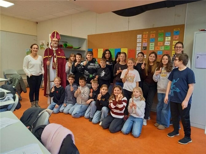 Es ist inzwischen eine lieb gewonnene Tradition, dass der Nikolaus die Schülerinnen und Schüler der Klassen 5 a bis e der Geschwister-Scholl-Realschule plus am Nikolaustag besucht. Foto: privat