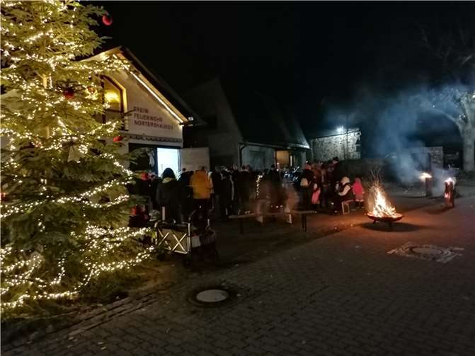 Es ist mittlerweile eine gute Tradition, den Weihnachtsbaum vor dem Feuerwehrgerätehaus stimmungsvoll und erstmals aufleuchten zu lassen. Foto: P. Kreber