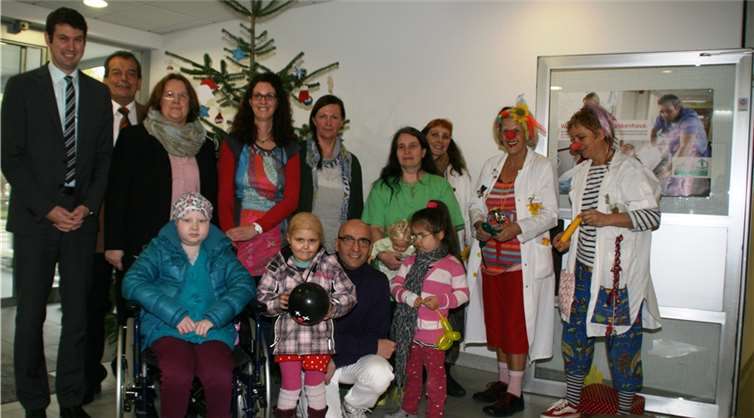 Es ist mittlerweile eine schöne Tradition geworden: Direktoriums- und Betriebsratsmitglieder und die Kinderklinik des Kemperhofs schmücken den Weihnachtsbaum im Foyer. Foto: Privat