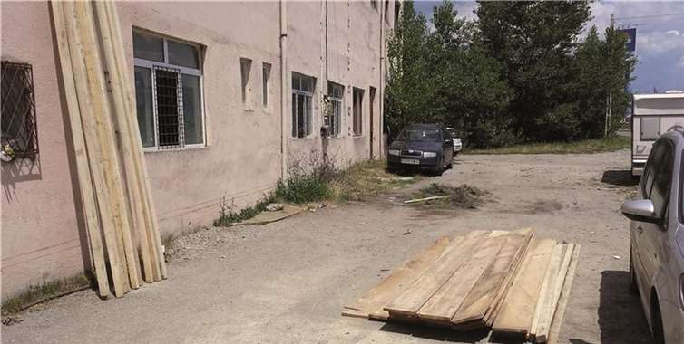 Es ist nicht ausreichend Material vorhanden, um allen Tieren einen trockenen Schlafplatz zu bauen. Fotos: privat