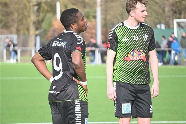 Es ist nicht zu fassen: Die beiden Eintracht-Spieler Joachim Akwapay (links) und Niklas Heinemann scheinen der Verzweiflung nahe zu sein. Foto: SK