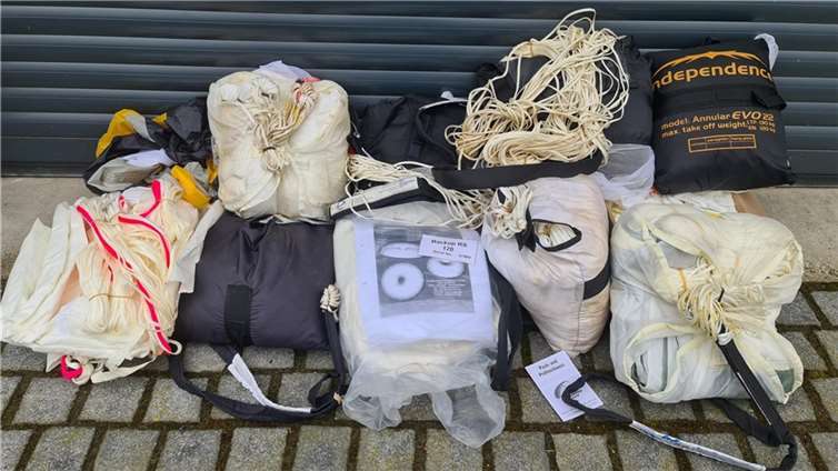 Es ist nun gelungen elf Rettungsschirme zu sammeln, um diese in die Schweiz zu versenden, auf dass sie bald in den Krisengebieten dieser Erde Gutes tun können. Foto: Nadine Gasda