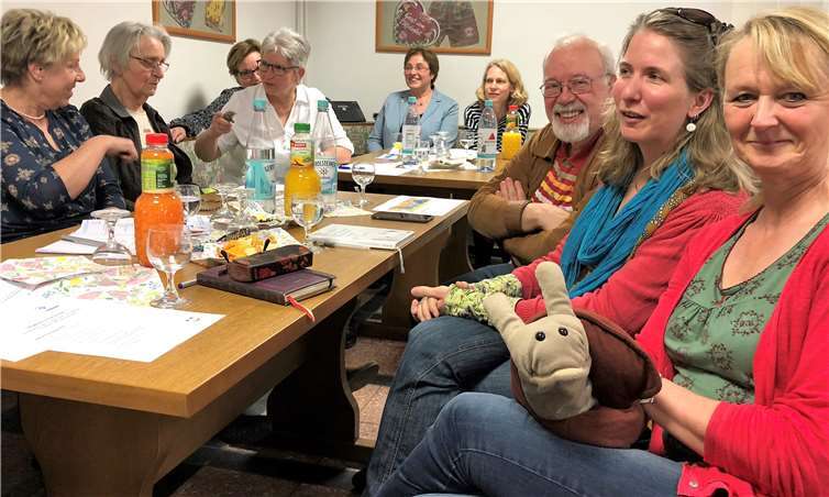 Es ist schon eine liebe Tradition beim Kinderschutzbund in Höhr-Grenzhausen, dass Mitglieder des Teams der sozialpädagogischen Fachkräfte den Mitgliedern einen Einblick geben in ihre Arbeit. In diesem Jahr sprachen Eva Görg-Aller und Kerstin Magee (vorn rechts) über Präventionskurse und Sozialkompetenzprojekte. Mitgebracht hatten sie „Kraft-Tiere“, die künftig sicher auch dem Vorstand zu Hilfe kommen werden. DKSB HG