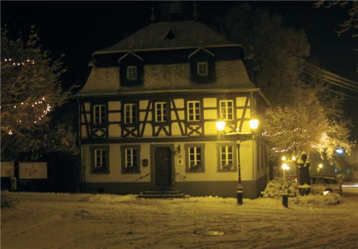 Es ist schon einige Jahre her, dass pünktlich zum Turmblasen des Heimatvereins der festlich beleuchtete Walpotplatz mit dem Rathaus eingeschneit wurde.Foto: Heimatverein Bassenheim