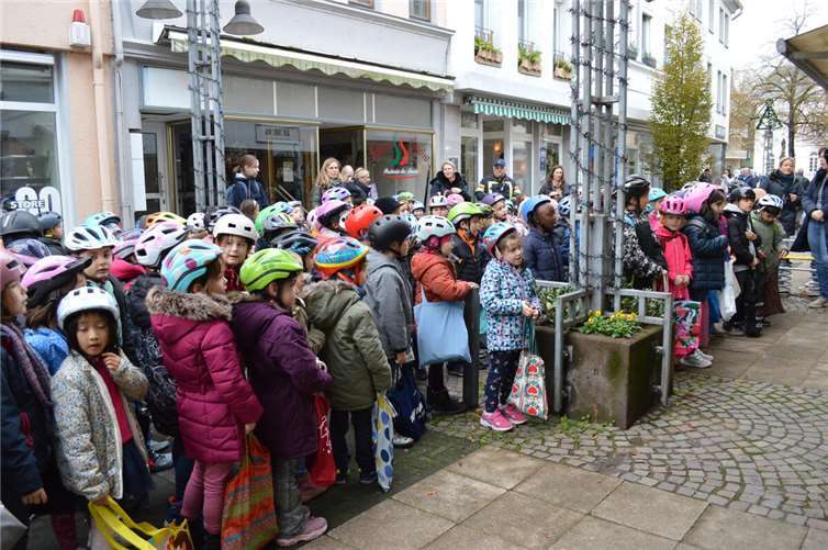 Es ist schon etwas Besonderes in Remagen, das traditionelle „Krabbeln“ der Grundschulkinder.  Foto: AB