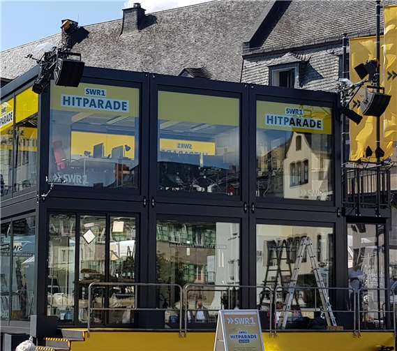 Es ist schon weithin sichtbar: Der SWR wird seine Hitparade vom Mayener Marktplatz aus senden. Stadt Mayen