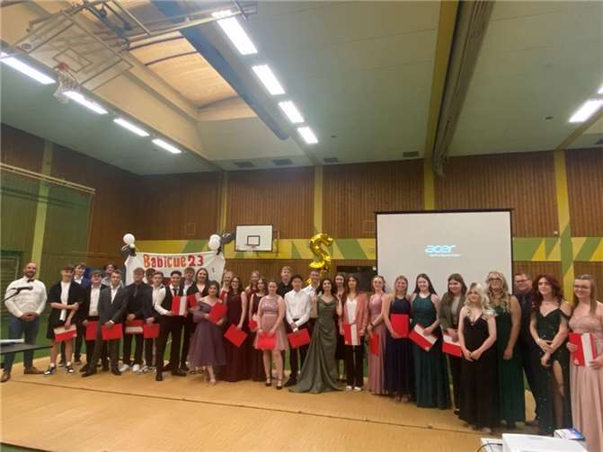 Es ist vollbracht : Die zufriedenen Absolventen feierten ihre erlangte allgemeine Fachhochschulreife.  Quelle: FOS Kobern- Gondorf