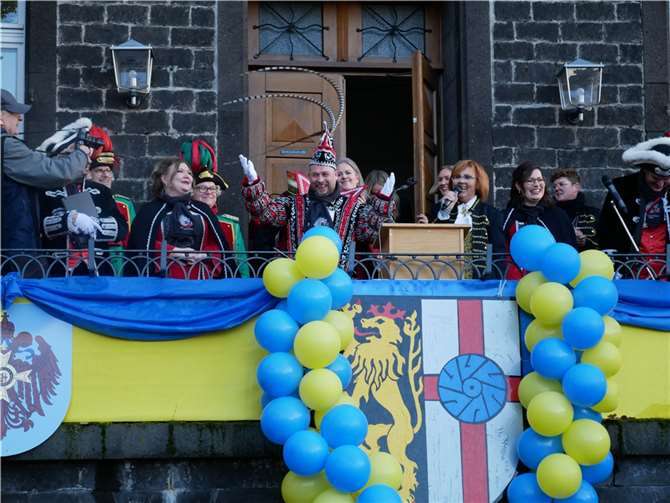 Es ist vollbracht: Sichtlich glücklich und gelöst präsentierte sich Prinz Thorsten seinen jecken Untertanen.  Fotos: KLE