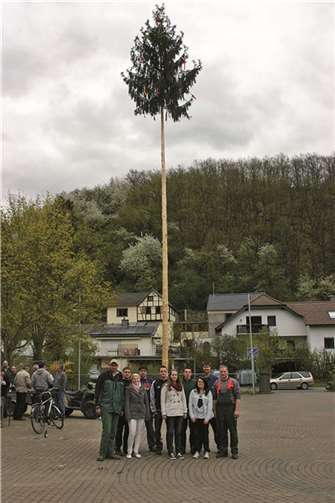 Es ist vollbracht, der Maibaum steht. -RÜ-