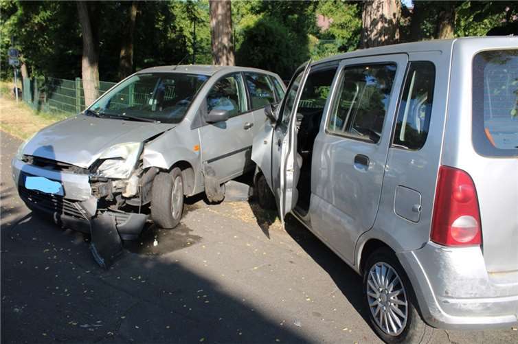 Es kam zu einem Zusammenstoß mit einem geparkten Auto.