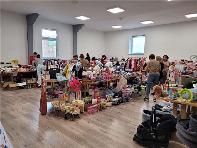 Es kamen viele Besucher, die das große Sortiment an Kinderbedarf zum Stöbern und Kaufen nutzten. Foto: Ortsgemeinde Ellenhausen