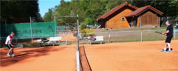 Es kann wieder gespielt werden unter Beachtung des Mindestabstands von 1,5 Mete. Auf dem Foto zu sehen sind Michael Schmidt (li,) und Dirk Kinder.Foto: Dietrich Rockenfeller
