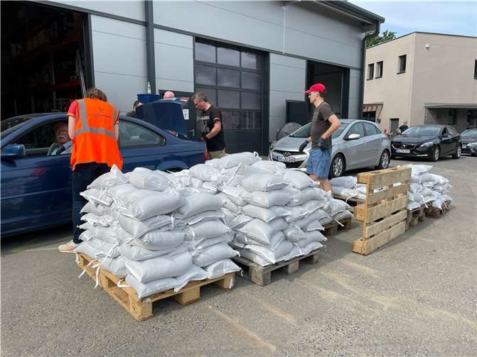 Unwetterwarnung: In Bad Neuenahr werden Sandsäcke gefüllt Es können zehn Sandsäcke pro Haushalt abgeholt werden.