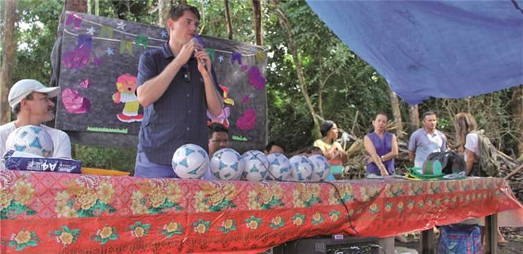 Es konnten Fußbälle und Ballpumpen gespendet werden. Privat