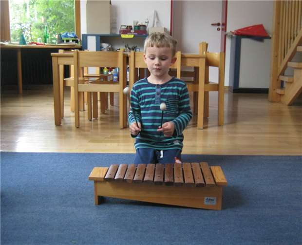 Es konnten allerlei Musikinstrumente ausprobiert werden.