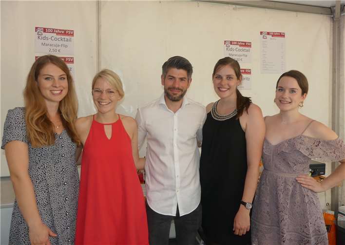 Es muss nicht immer Alkohol sein. Dieses illustre Bar-Ensemble mixte anlässlich des Jubiläums leckere Fruchtcocktails.