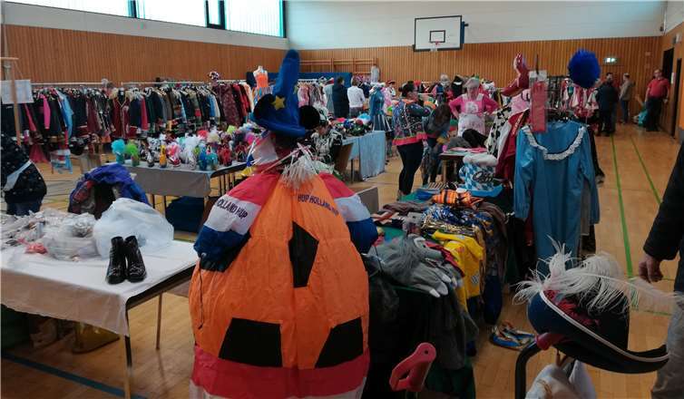 Es muss nicht immer etwas Neues sein - die Kostümbörse bot viele gebrauchte Kostüme an. Foto: privat