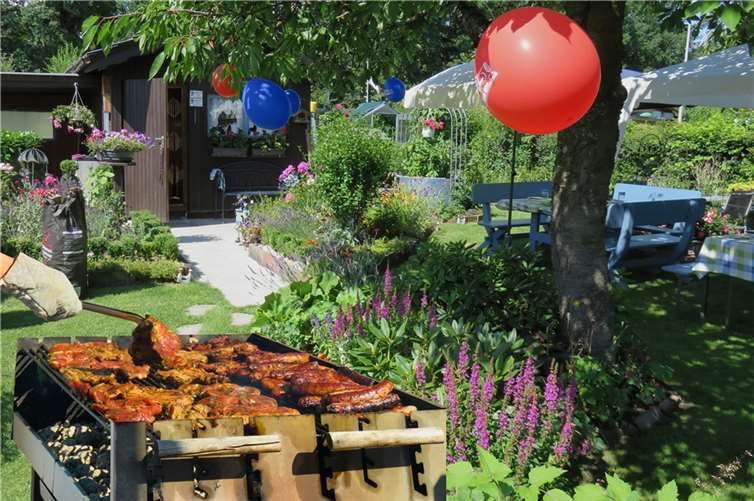 Es muss nicht zwingend ein Geldgewinn winken. Gerade bei privat organisierten Tippspielen oder dem Pendant im Kreis der Kollegen kann auch eine Grillparty für alle ein toller Gewinn sein. Foto: pixabay.com © Gellinger (CC0 Public Domain) 