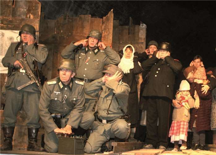 Es rumste mächtig , auch wenn zu wenig und viel zu schwacher Sprengstoff die Brücke nicht zu Fall brachte. DL