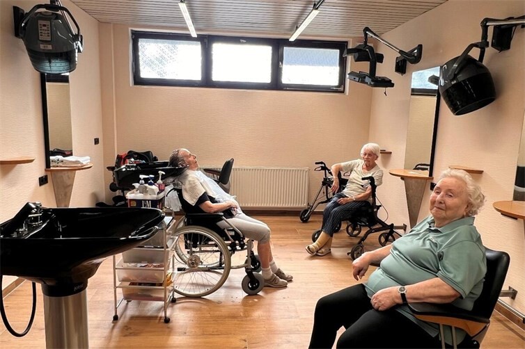 Es sich gut gehenlassen und mit neuem Look in den Tag starten. Der Friseursalon im Seniorenzentrum Bodelschwingh begeistert.