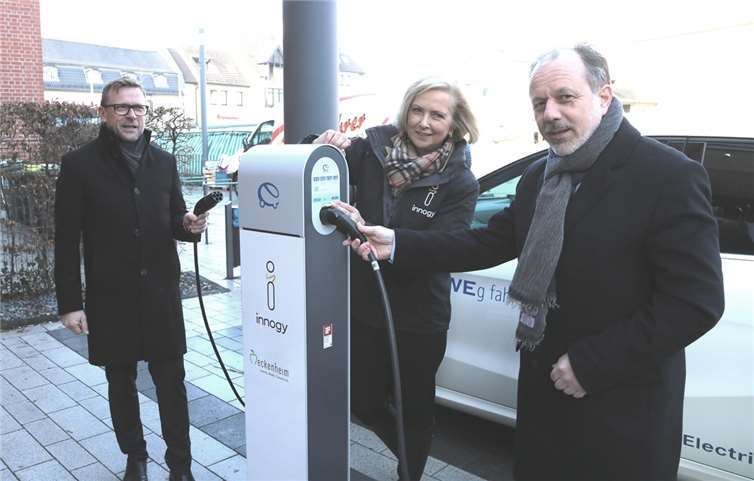Es sieht fast so aus wie eine Zapfsäule, aber statt Diesel gibt es hier Strom zu tanken, Beigeordneter Heinz-Peter Witt (re.) nahm die Station gemeinsam mit Siegbert Kobus, Martina Meyer, den Vertretern von innogy in Betrieb.StF