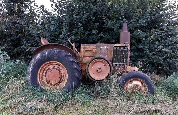 Es sieht so aus, als ob der Traktor DINFIA PAMPA friedlich auf dem Feld ruht und auf seine Wiederbelebung wartet.Foto: Georg Schuch