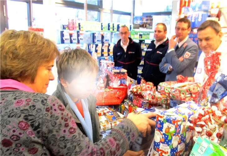 Es sind noch nicht alle Wünsche am Wunschbaum erfüllt - bis Freitag ist eine Geschenkspende noch möglich. PS