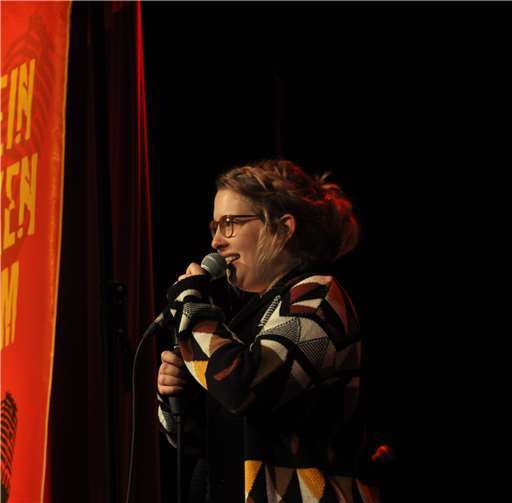 Es slammten:Siegerin Kathi Hopf(unten, groß) und (v.l.)Florian Wintels, ReinhardClement, Jonathan Löffelbein, und Andrea MariaFahrenkamp.Fotos: Privat