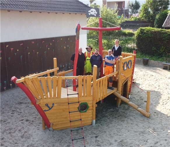Es sollte ein Spielgerät angeschafft werden, das einen hohen Spielwert mit Möglichkeiten zum Klettern, Rutschen und Spielen hat. Die Entscheidung fiel auf ein Spielschiff aus Robinienholz.Foto: privat
