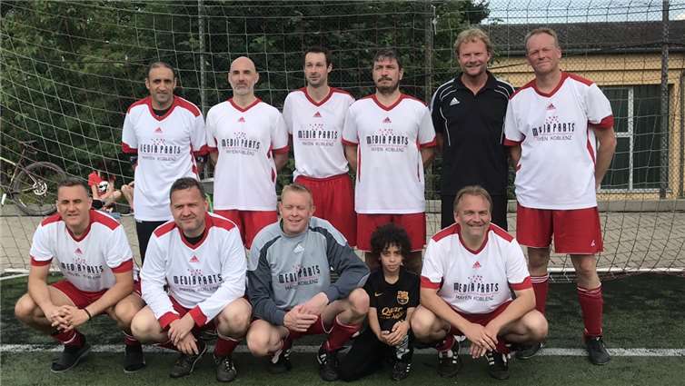 Es spielten: H.v.l.: Hatem Farik, Michele Sforza, Dennis Hild, Jörg Hermann, Betreuer Heino Waldorf, Stefan Pichler. V.v.l.: Holger Dreidoppel, Ralf Diederichs, Thomas Pichler und Uwe Klöckner.privat