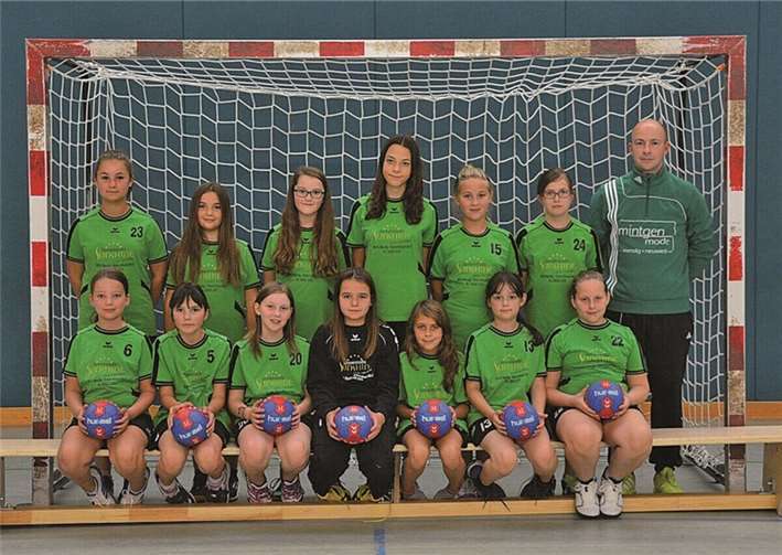 Es spielten: Nadine Reitz, Lucy Kahl, Anna Müller(5), Marie Schmidt(5), Lisa Schmitt, Tabea Raschke, Jule Karbaumer, Ella Hoffmann(4), Diana Hoffmann, Emma Groß, Julia Ott(1) und Vanessa Arnold. Es fehlten: Emmely und Valentina Riss. privat