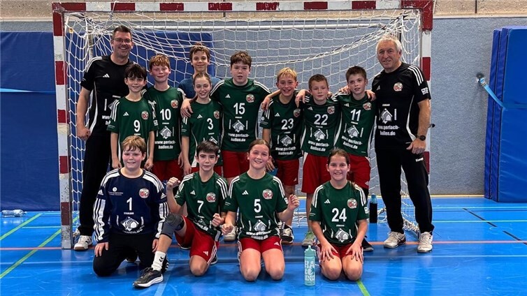 Es spielten: (Position/Tore): hintere Reihe v.l. Trainer Christian Mokosch, Ben Hübinger (3), Maximilian Klapthor (Tor/3), Frida Saxler (2). Betreuer Florian Mokosch, Mats Wagner (3), David Hoffmann (1), Mats Roth (1), Bastian Mokosch (4), Trainer Karl – Heinz Hoffmann, vordere Reihe v.l. Benedikt Harst (Tor), Maxim Gostiuk (7), Emma Gerlach (4), Viktoria Pung. Foto: JSG Welling/Bassenheim