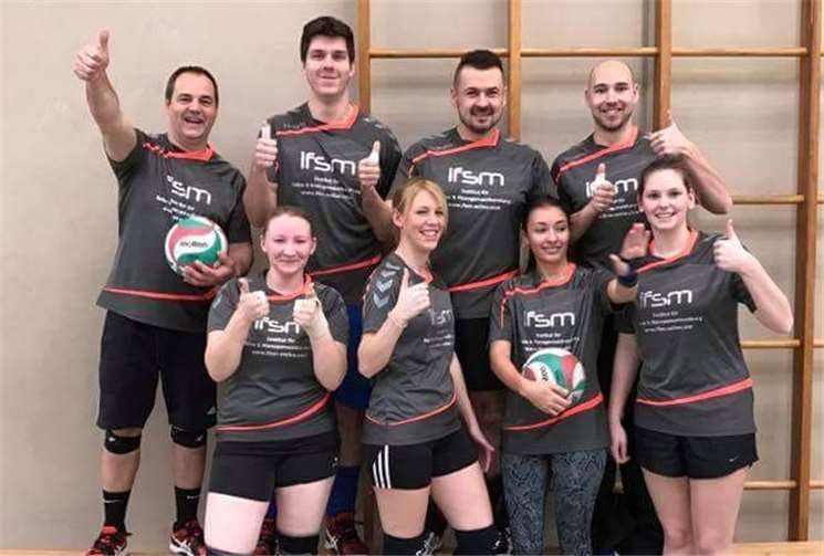 Es spielten für den TV Mülheim 3 (v. li.) Michael I., Jörg E., Jan H., Andreas T., Kim O., Fanny W., Vanessa L. und Vanessa R. privat