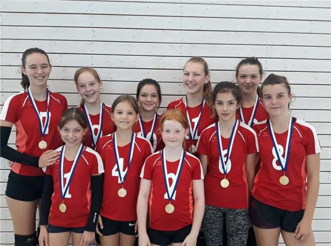 Es spielten für die U 16: Ann-Kathrin Bauer, Henriette Deurer, Franziska Nigbur, Hena Sukic, Hanna Kreusch, Lily Syberz, Klara Udelhoven, Neele Kirchhof, Johanna Bongartz und Johanna Nigbur.