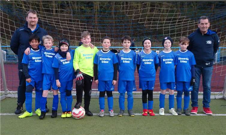 Es spielten v. l.: Linus Schröter, Paul Fox, Damian Heumann, Louis Wey, Carlo Michel, Jonas Knorr, Ben Ohligschläger, Nico Schopp, Sebastian Haferkorn. Die Trainer sind Thomas Rinke und Siggi Heumann.Foto: privat