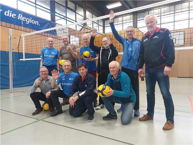 Es spielten (v. li.): Jakob Fast, Stephan Reisenbüchler, Gerhard Lemm, Erwin Schumacher, Peter Steinborn Teamcoach, Jürgen Roos, Fritz Rheinländer, Waldemar Derksen, Artur Murschel und Heinrich Wolf.Foto: Thomas Zimmer/Dominik Ketz
