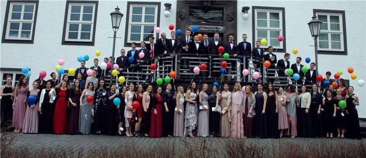 Es trafen sich alle AbiturientInnen zum Gruppenbild auf der Treppe am Rathaus der Verbandsgemeinde Adenau, wo sie symbolisch die Luftballons starteten und so endgültig vom Schulalltag losließen. UM
