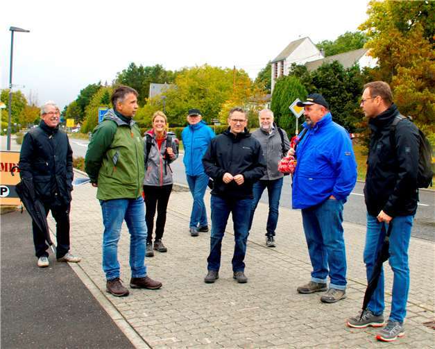 Es wanderten (vorn) SPD-OV Vorsitzender Helmut Ackermann, Dr. Thorsten Rudolph - nominierter SPD-Bundestagskandidat, Bernhard Gipp, Staatssekretär Dr. Alexander Wilhelm - SPD-Landtagskandidat, hinten: Klaus Frevel, Anja Glomb, Walter Leischner und Mathias Knerr aus den Nachbarortsvereinen. Foto: privat