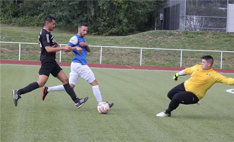 Es war am Ende eine knappe Kiste bei der Grenzhausener Reserve. Hier scheiterte Stephan Roll am Schlussmann des FC Horchheim.Foto: TH