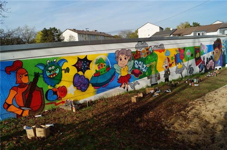 Es war die Idee der Jugendlichen, gemeinsam eine Verbindung aus bunten Fantasiewesen und tristen Alltagselementen an die Wand zu bringen. Foto: Stadt Neuwied
