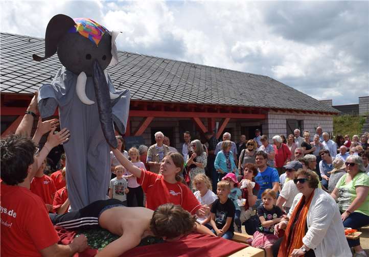 Es war ein Gottesdienst mit einer belebenden Botschaft und ein Rahmenprogramm, das vor allem den Nachwuchs in den Focus rückte und die Gemüter in Bewegung brachte, ließ die Pfingstbotschaft lebendig werden.