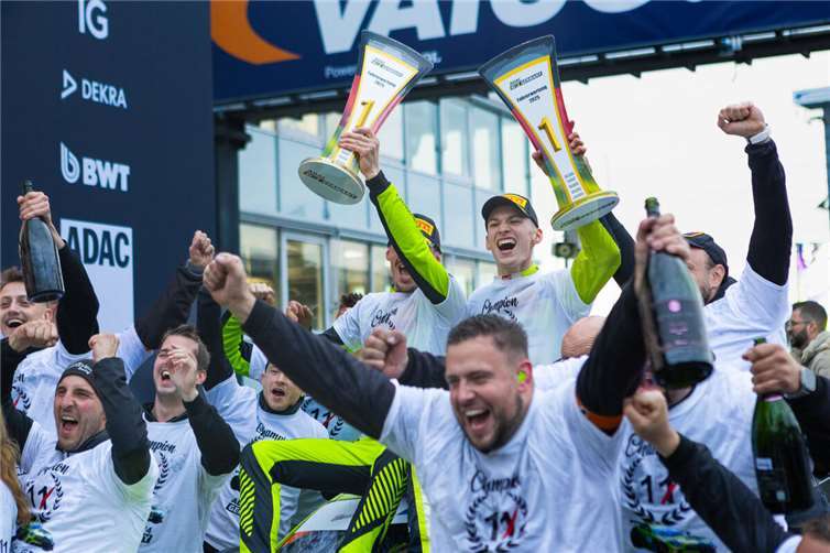 Es war ein Wochenende voller Spannung, Emotionen und Triumph für Enrico Förderer und das Team SR Motorsport by Schnitzelalm.