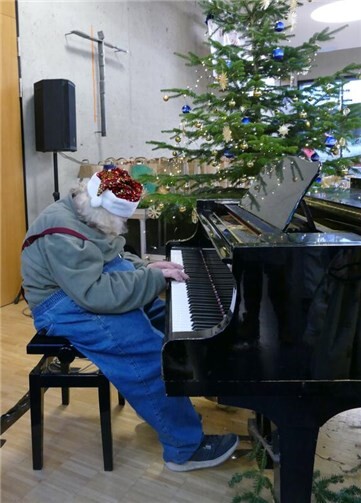 Es war ein besonderer Moment, als ein Gast sich spontan ans Klavier setzte und das Publikum mit seinem Können an den Tasten begeisterte. Foto: Kim Chi Le