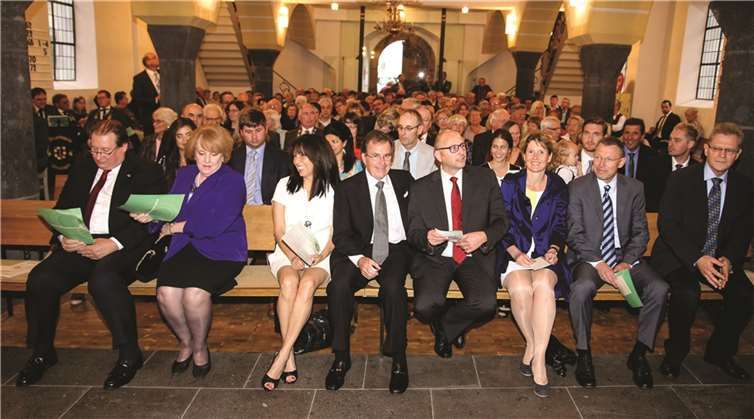 Es war ein feierlicher, aber auch humorvoller Festakt, der Horst Schulze (2.v.l.) zum Ehrenbürger Winningens machte.